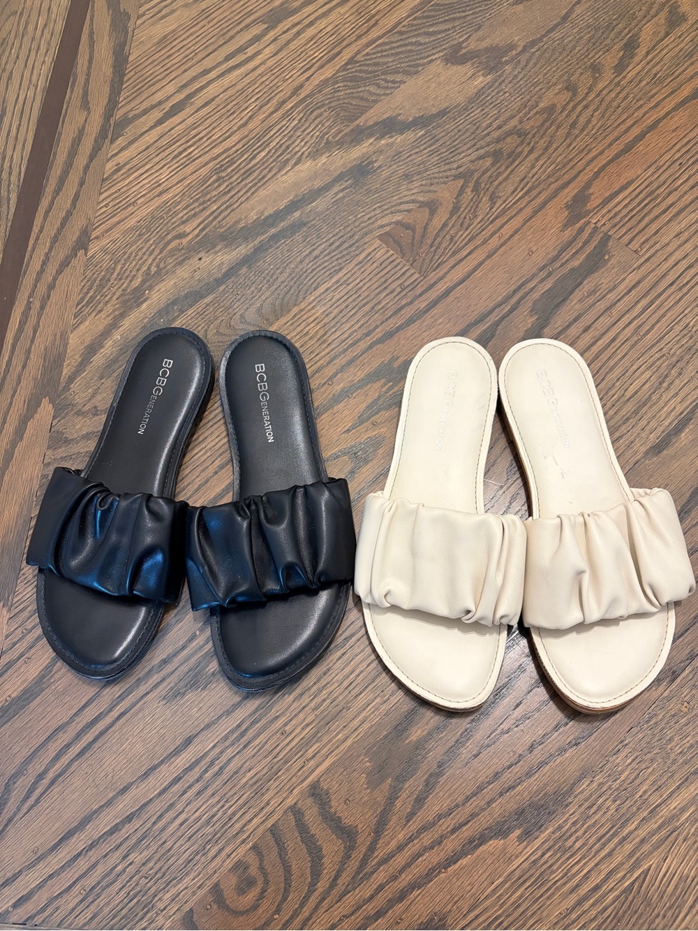 BCBGeneration Womens Emoree Ivory Faux Leather Ruched Slide Sandals Shoes NWT